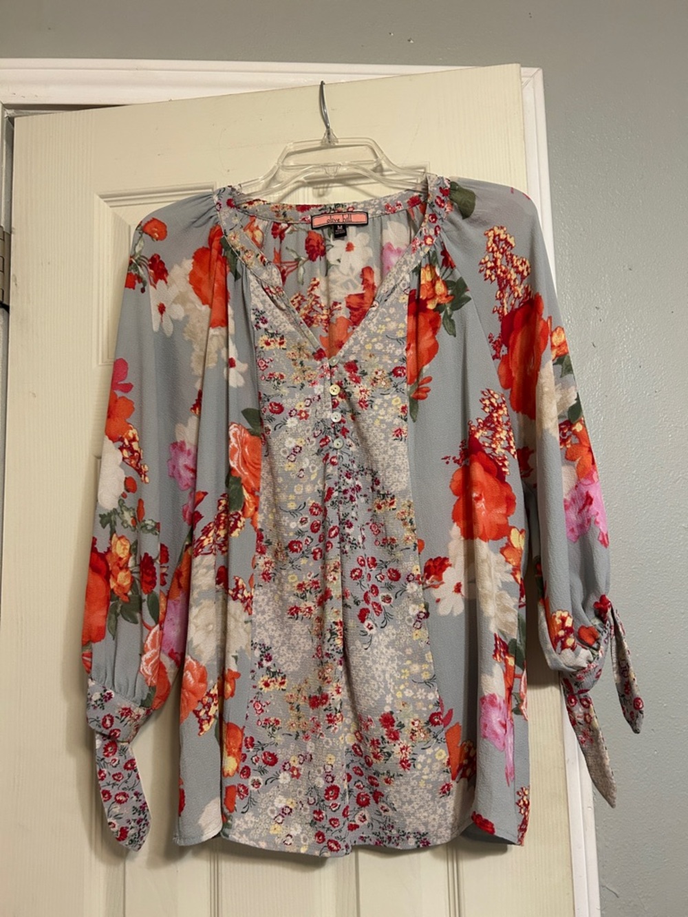 🩶3/$15, 💚5/$20 Olive Hill blue orange floral blouse tie cuff